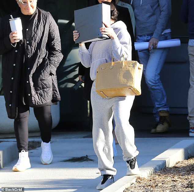 kim kardashian khong trang diem, lien tuc che mat khi buoc ra pho hinh 7