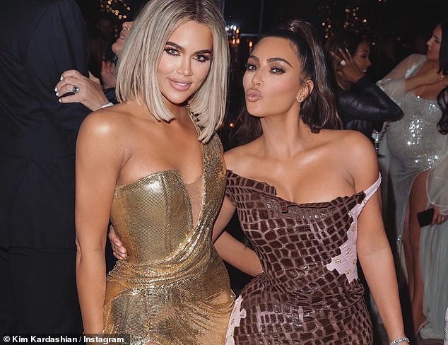 kim kardashian khong trang diem, lien tuc che mat khi buoc ra pho hinh 8