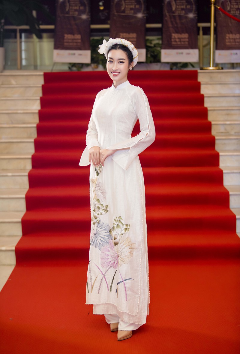 hoa hau ngoc han va do my linh hoi ngo khoe sac dau nam hinh 5
