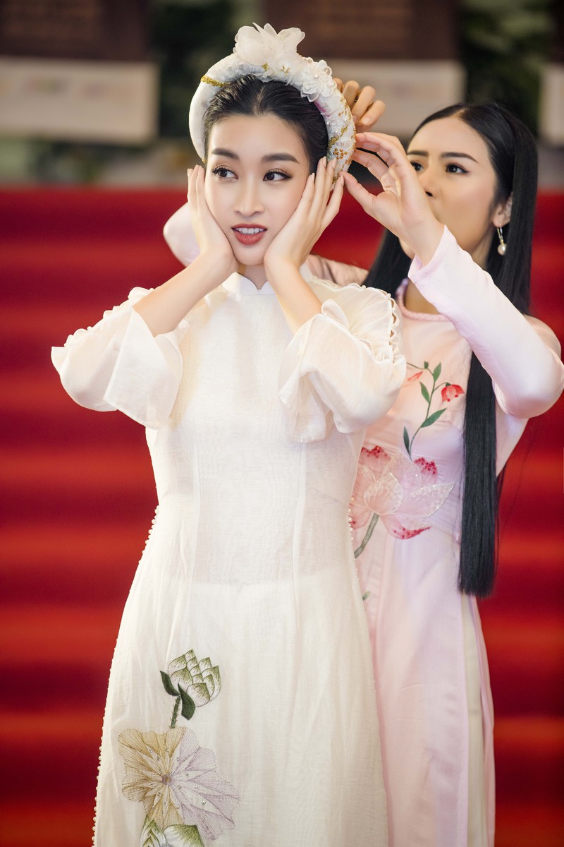 hoa hau ngoc han va do my linh hoi ngo khoe sac dau nam hinh 9