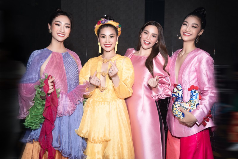 ho ngoc ha khoe sac tren san khau cung luong thuy linh hinh 1