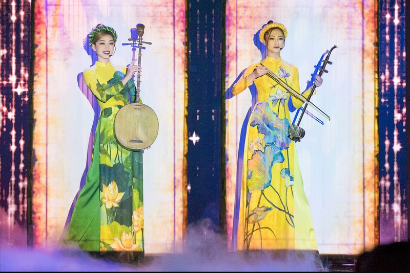 ho ngoc ha khoe sac tren san khau cung luong thuy linh hinh 2