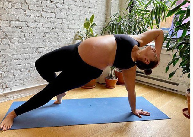 nguoi mau ngoai co ashley graham khoe bung bau "vuot mat" hinh 4