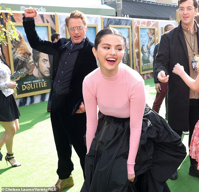dien do "kin nhu bung" selena gomez van goi cam tren tham do hinh 4