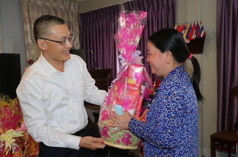 trao tang qua tet cho nguoi goc viet hoan canh kho khan tai campuchia hinh 3