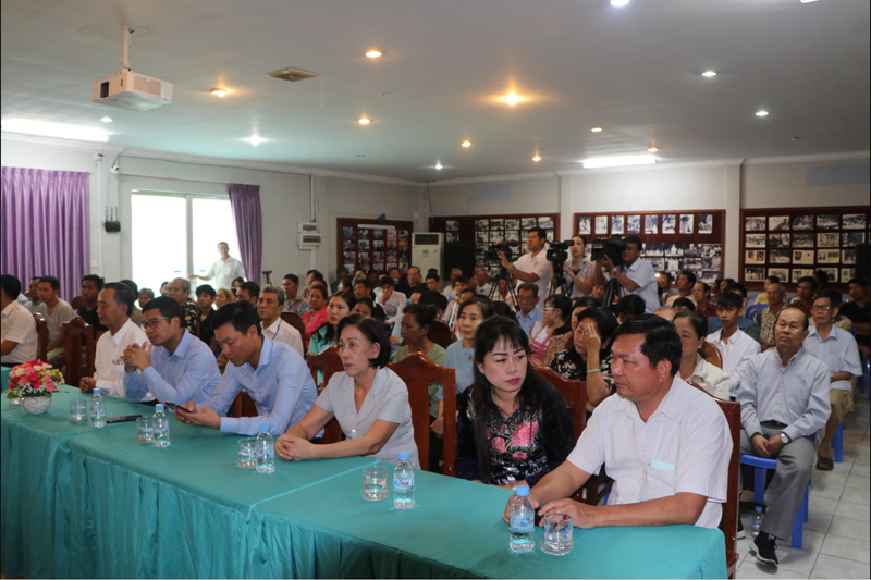 trao tang qua tet cho nguoi goc viet hoan canh kho khan tai campuchia hinh 1