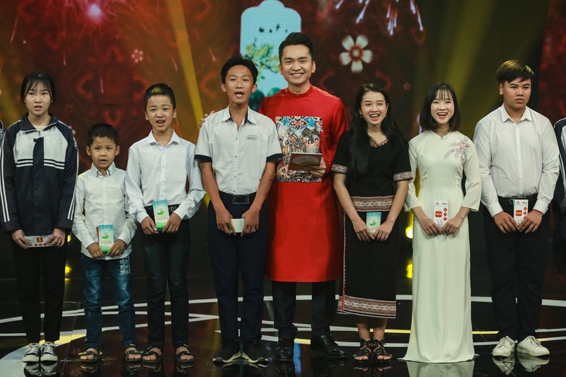 mc hanh phuc xuc dong trong gala cap la yeu thuong tet canh ty hinh 3