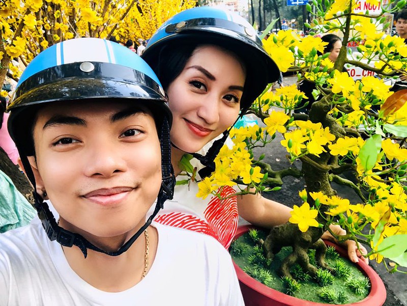 chuyen showbiz:khanh thi va chong tre hao hung cho nhau di sam hoa tet hinh 1