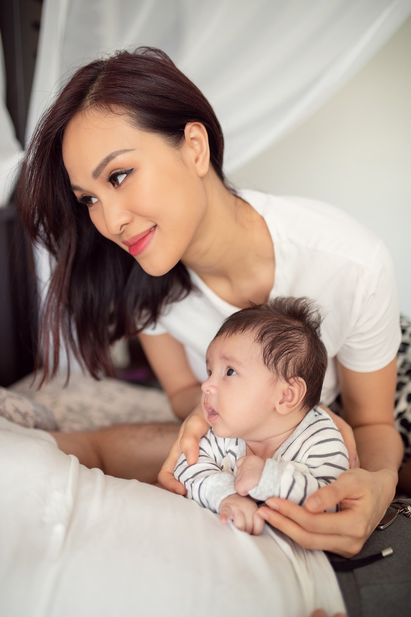 hinh anh hanh phuc cua vo chong phuong mai ben con trai hinh 7