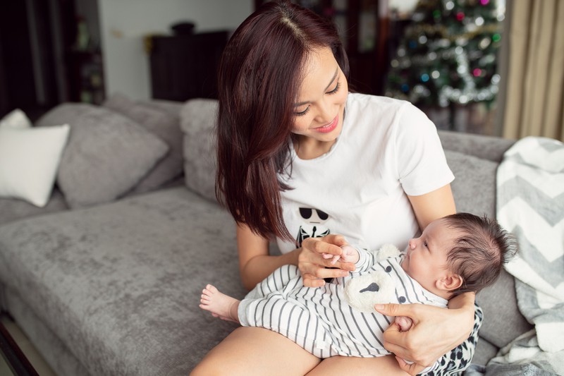 hinh anh hanh phuc cua vo chong phuong mai ben con trai hinh 9