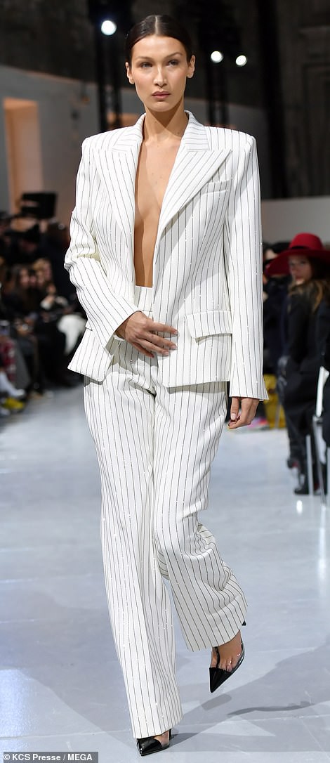 bella hadid "lot xac" voi mot khong noi y tao bao tren san catwalk hinh 2