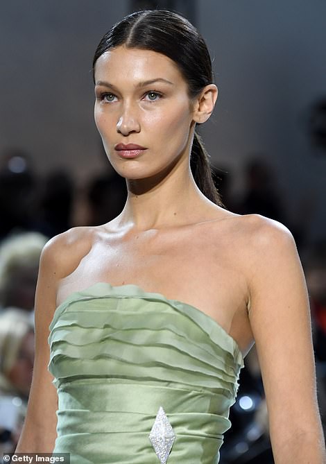 bella hadid "lot xac" voi mot khong noi y tao bao tren san catwalk hinh 3