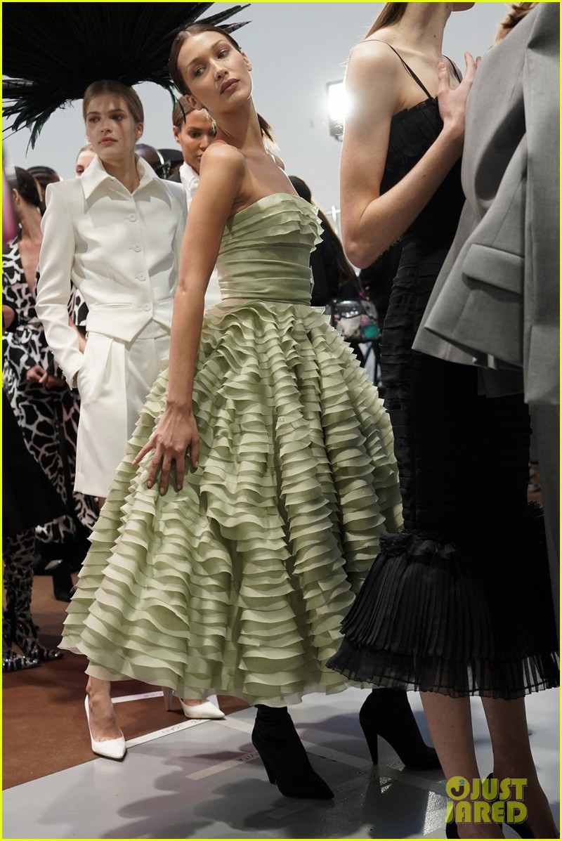 bella hadid "lot xac" voi mot khong noi y tao bao tren san catwalk hinh 5