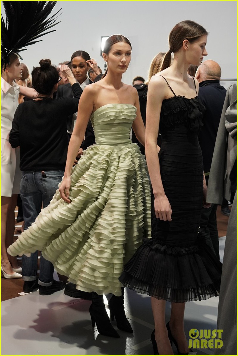 bella hadid "lot xac" voi mot khong noi y tao bao tren san catwalk hinh 7