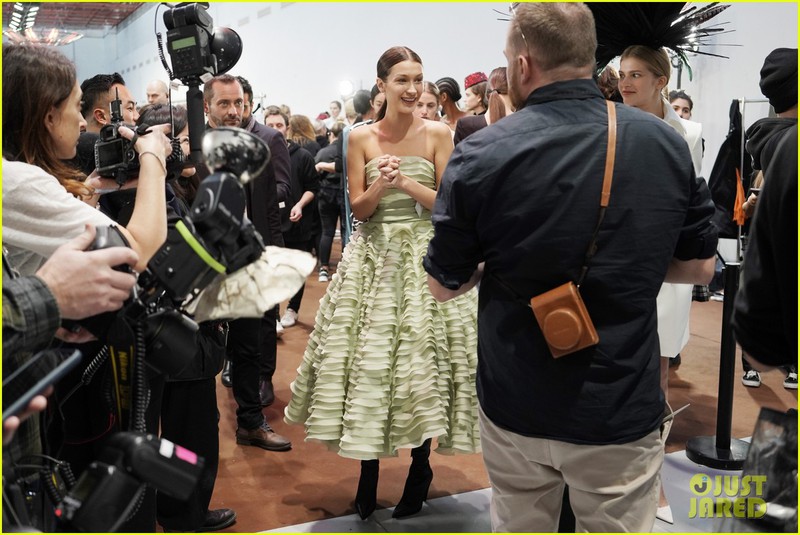 bella hadid "lot xac" voi mot khong noi y tao bao tren san catwalk hinh 8