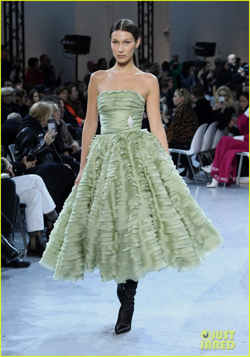 bella hadid "lot xac" voi mot khong noi y tao bao tren san catwalk hinh 9