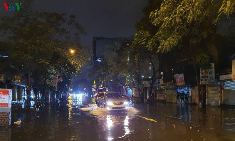 nguoi ha noi loi nuoc di don giao thua sau tran mua lon bat ngo hinh 2