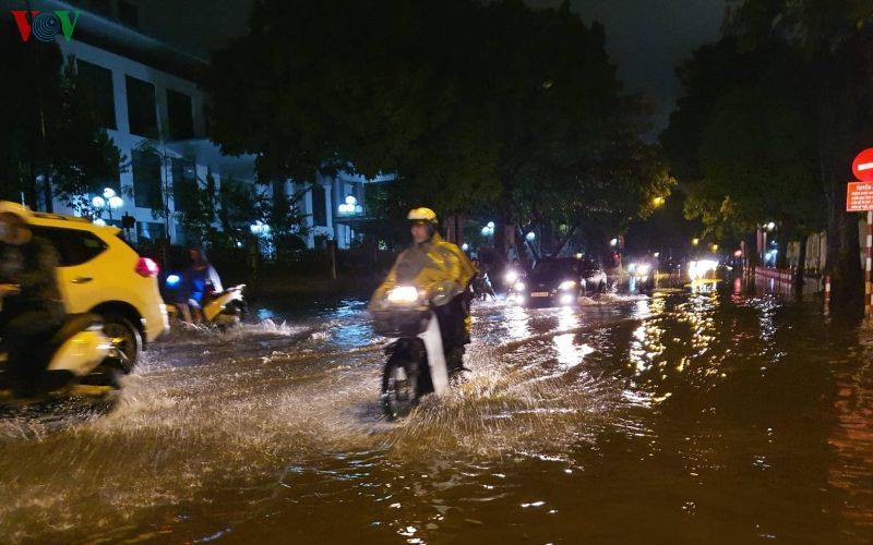 nguoi ha noi loi nuoc di don giao thua sau tran mua lon bat ngo hinh 3