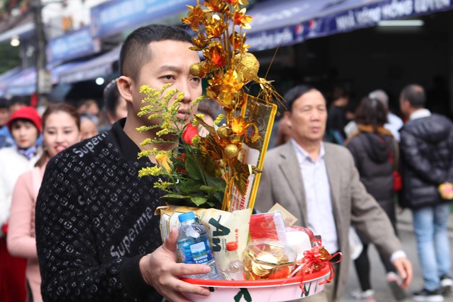 dong nguoi ket cung di le phu tay ho nhung ngay dau nam moi hinh 3