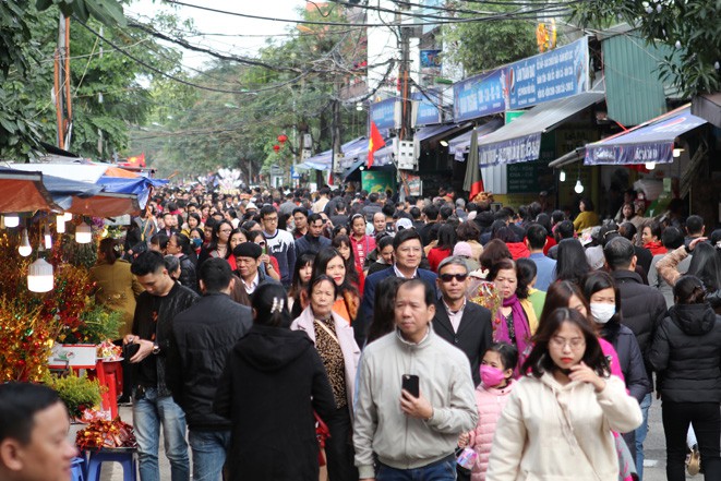 dong nguoi ket cung di le phu tay ho nhung ngay dau nam moi hinh 1