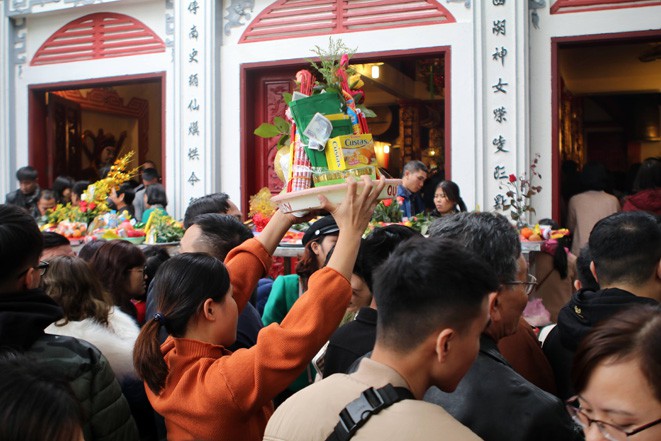 dong nguoi ket cung di le phu tay ho nhung ngay dau nam moi hinh 4