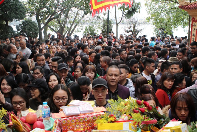 dong nguoi ket cung di le phu tay ho nhung ngay dau nam moi hinh 8