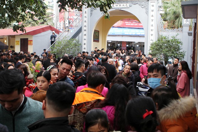 dong nguoi ket cung di le phu tay ho nhung ngay dau nam moi hinh 2