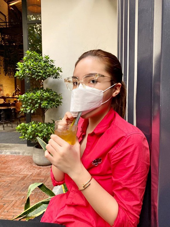 chuyen showbiz: khanh thi va chong tre mac do doi, tinh tu tren bien hinh 4