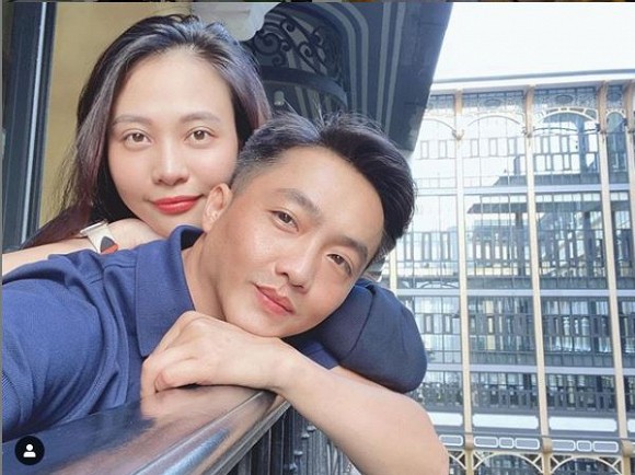 chuyen showbiz: khanh thi va chong tre mac do doi, tinh tu tren bien hinh 5