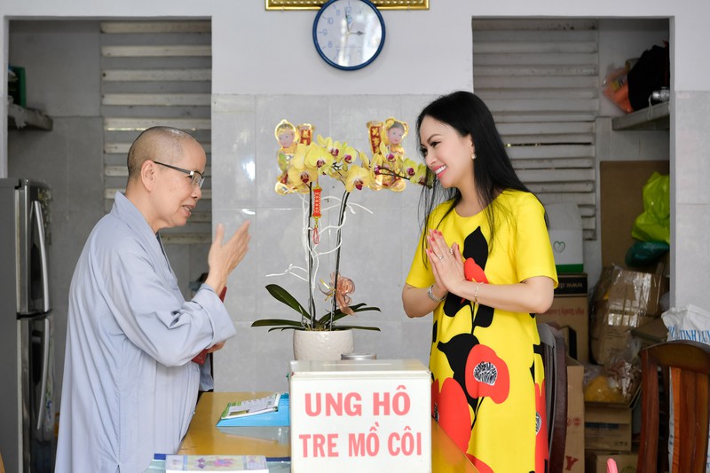 ca si ha phuong mang den niem vui cho ca tram tre em o chua dieu giac hinh 2
