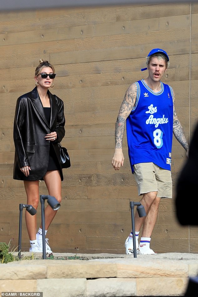 justin bieber mac bo do the thao, lo ve mat tuc gian khi di an cung vo hinh 1