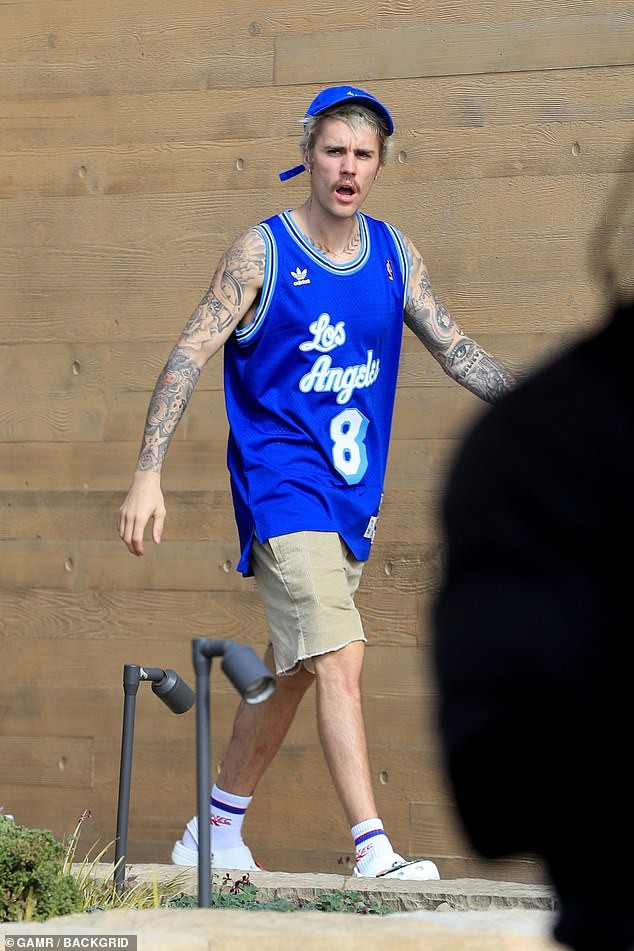 justin bieber mac bo do the thao, lo ve mat tuc gian khi di an cung vo hinh 2