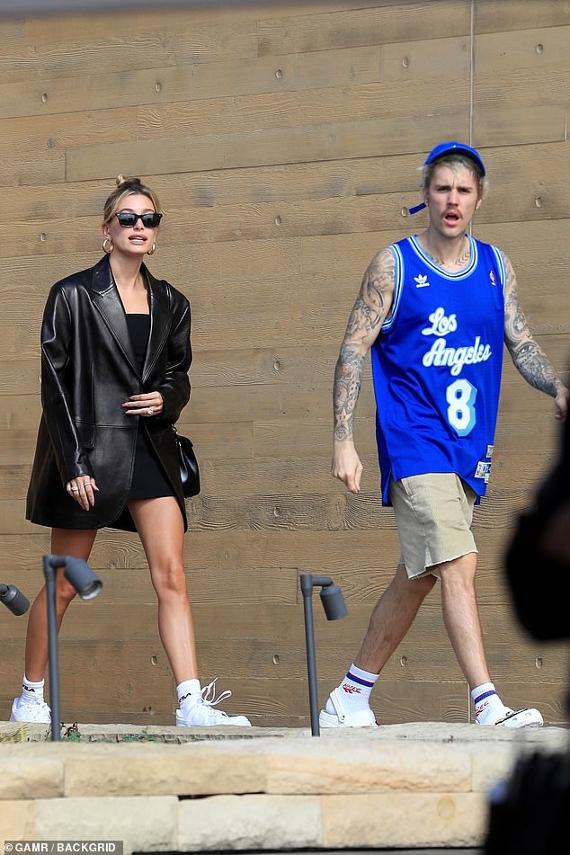 justin bieber mac bo do the thao, lo ve mat tuc gian khi di an cung vo hinh 3