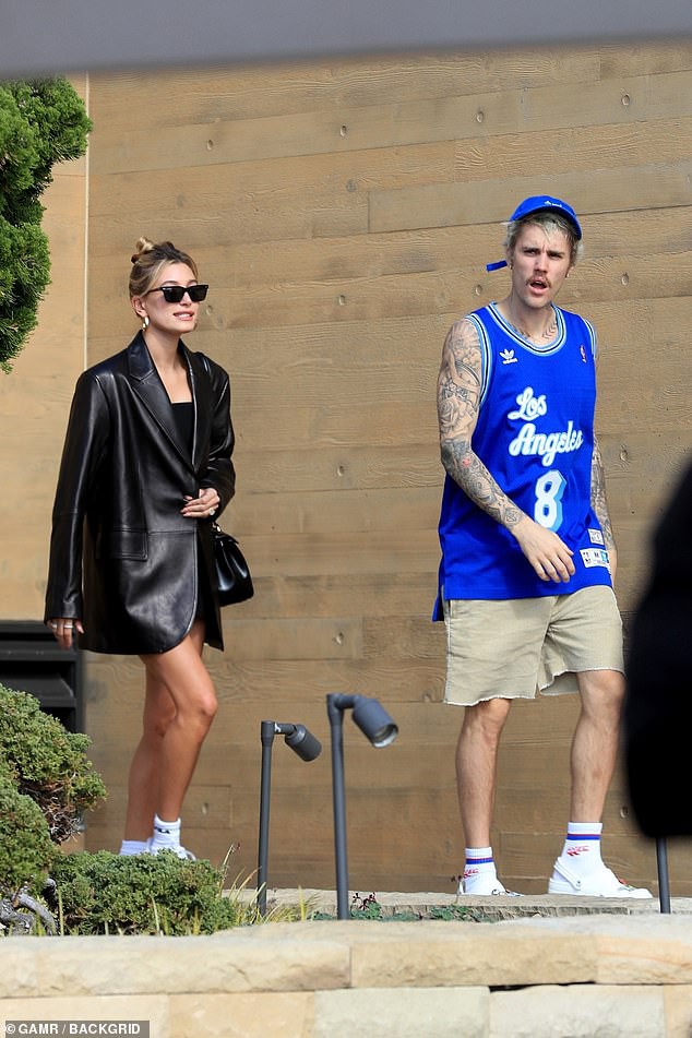 justin bieber mac bo do the thao, lo ve mat tuc gian khi di an cung vo hinh 4