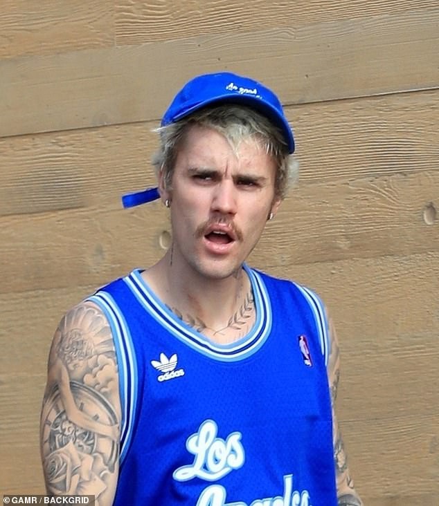 justin bieber mac bo do the thao, lo ve mat tuc gian khi di an cung vo hinh 5
