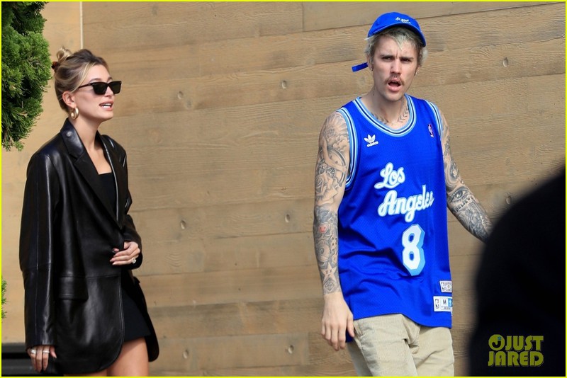 justin bieber mac bo do the thao, lo ve mat tuc gian khi di an cung vo hinh 6