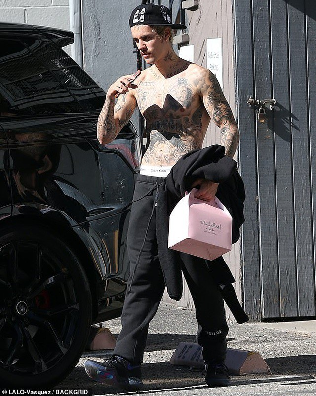 justin bieber mac bo do the thao, lo ve mat tuc gian khi di an cung vo hinh 8