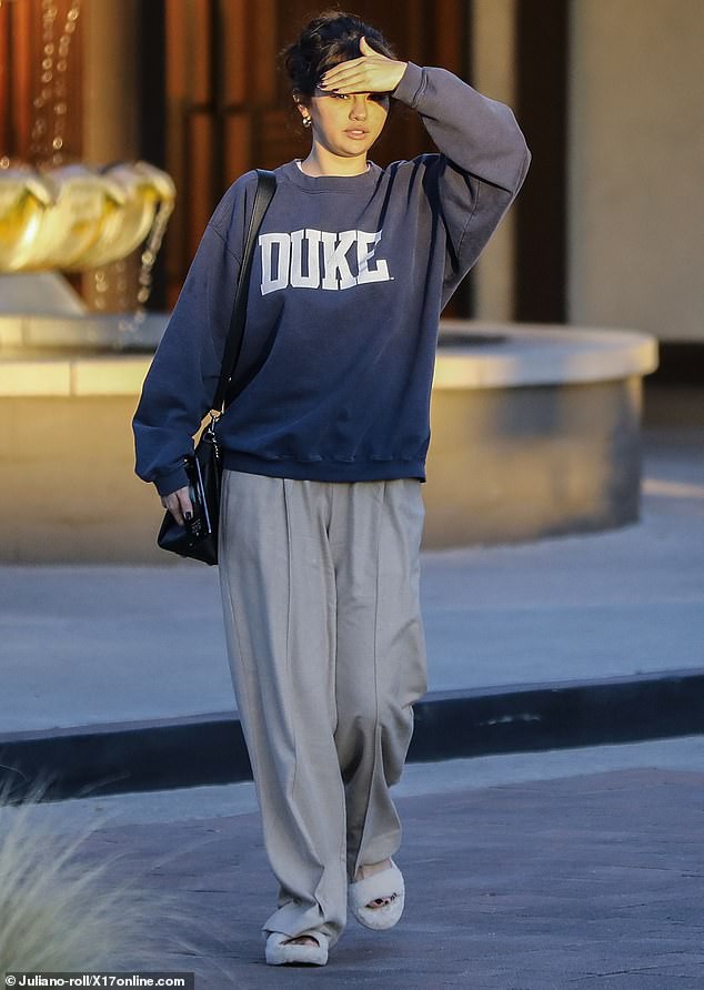 selena gomez gian di di an trua cung ban be sau loat tin don hen ho hinh 1