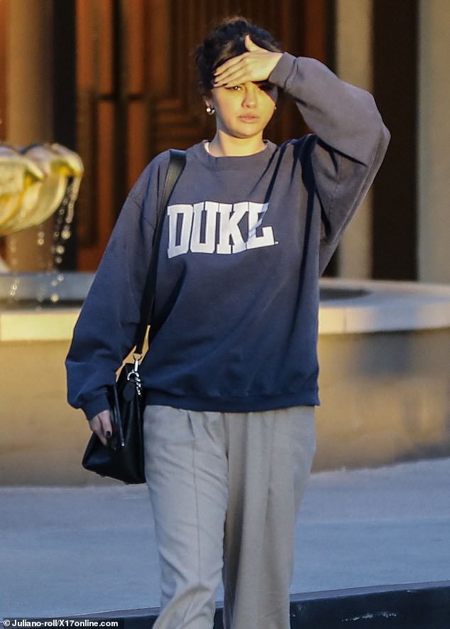 selena gomez gian di di an trua cung ban be sau loat tin don hen ho hinh 2