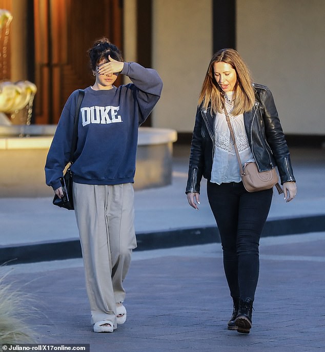 selena gomez gian di di an trua cung ban be sau loat tin don hen ho hinh 3
