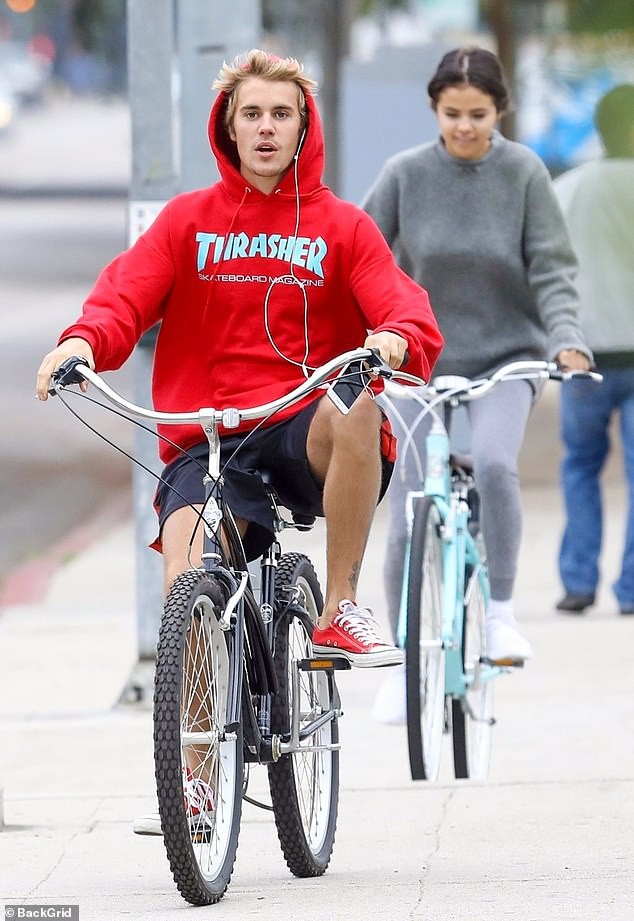 selena gomez gian di di an trua cung ban be sau loat tin don hen ho hinh 4