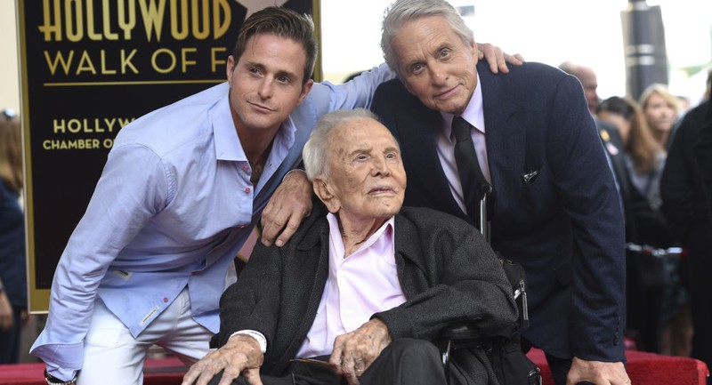 huyen thoai dien anh kirk douglas qua doi o tuoi 103 hinh 1