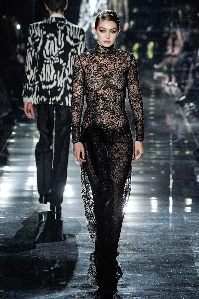 chi em gigi hadid, bella hadid dien do xuyen thau len san dien hinh 1