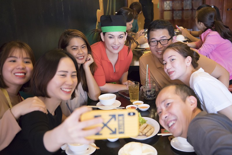 phi nhung va ho van cuong phat khau trang mien phi giua dich corona hinh 7