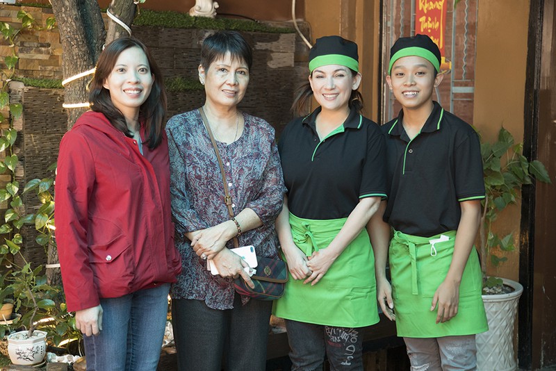 phi nhung va ho van cuong phat khau trang mien phi giua dich corona hinh 4