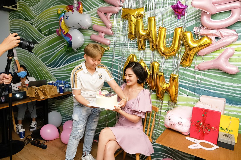 fan deo khau trang offline mung sinh nhat thuy anh giua mua dich hinh 4