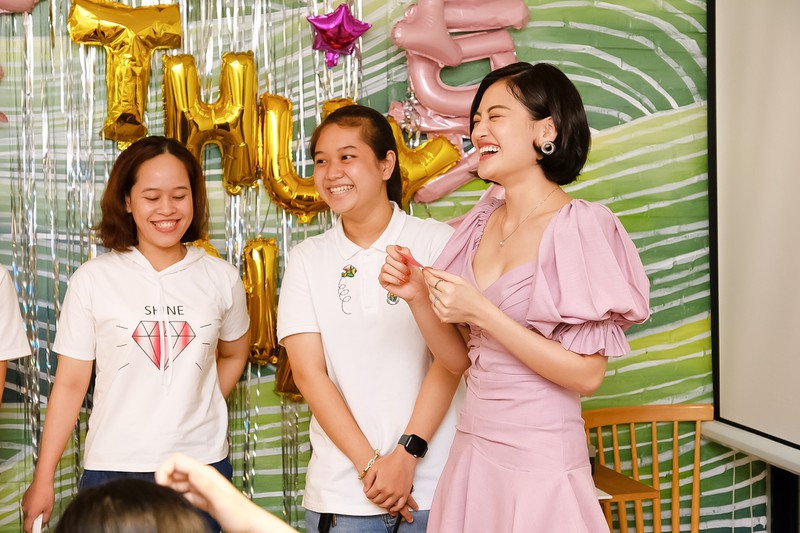 fan deo khau trang offline mung sinh nhat thuy anh giua mua dich hinh 9
