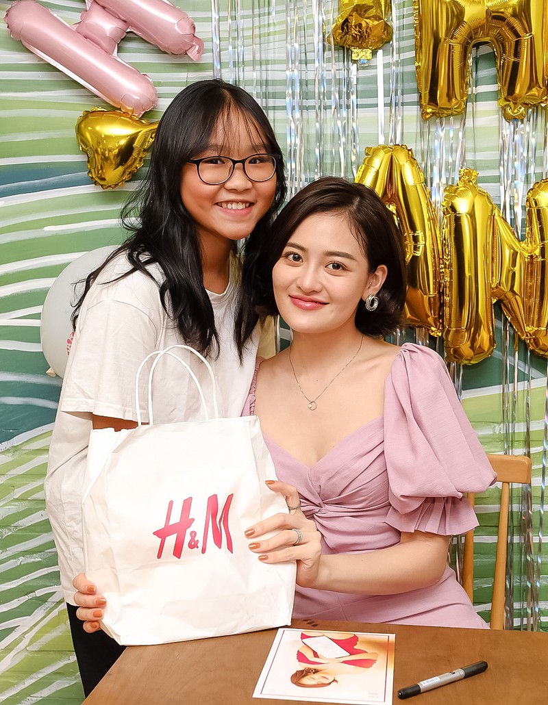 fan deo khau trang offline mung sinh nhat thuy anh giua mua dich hinh 8