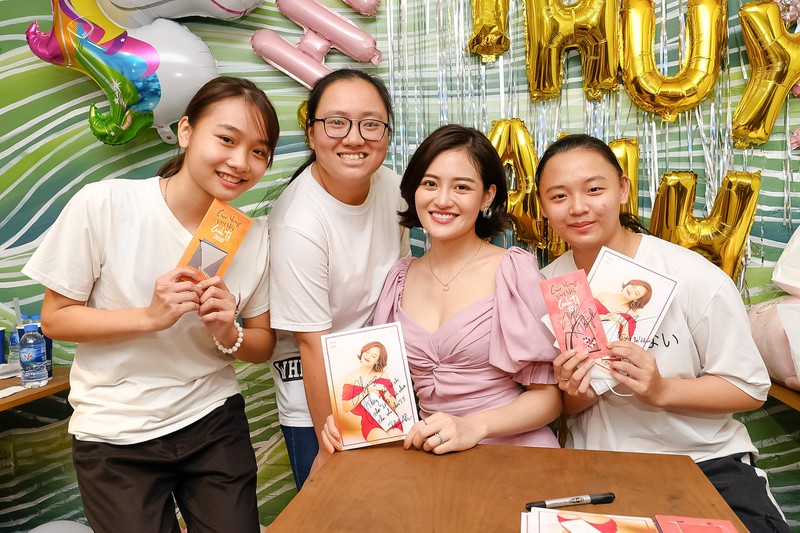 fan deo khau trang offline mung sinh nhat thuy anh giua mua dich hinh 12