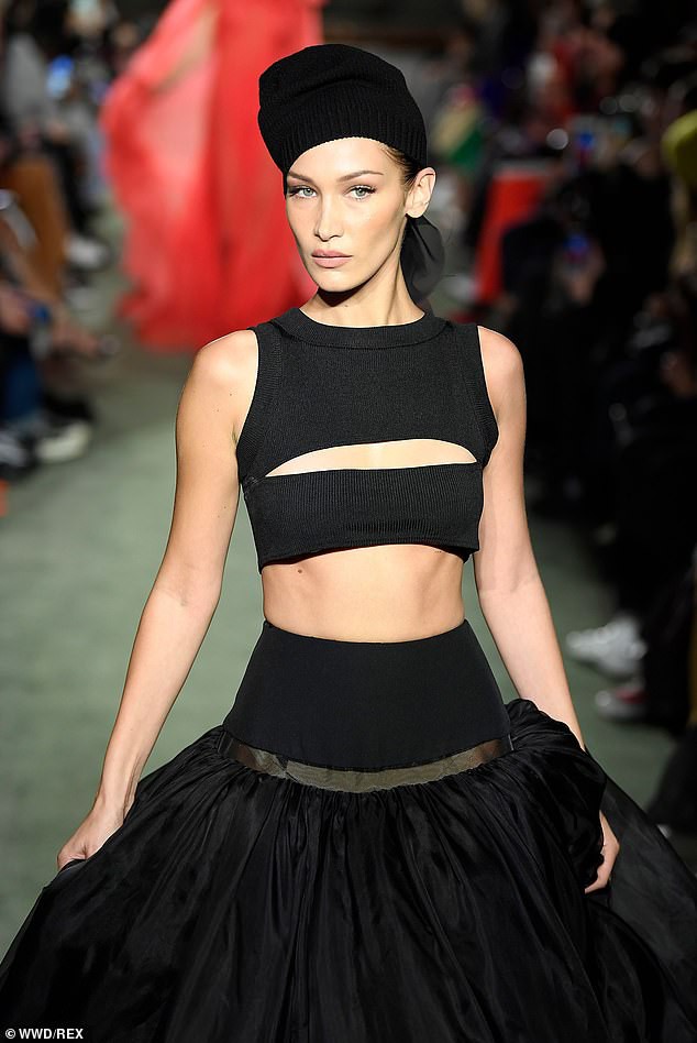 bella hadid lien tuc "lot xac" nong bong tren san catwalk hinh 1